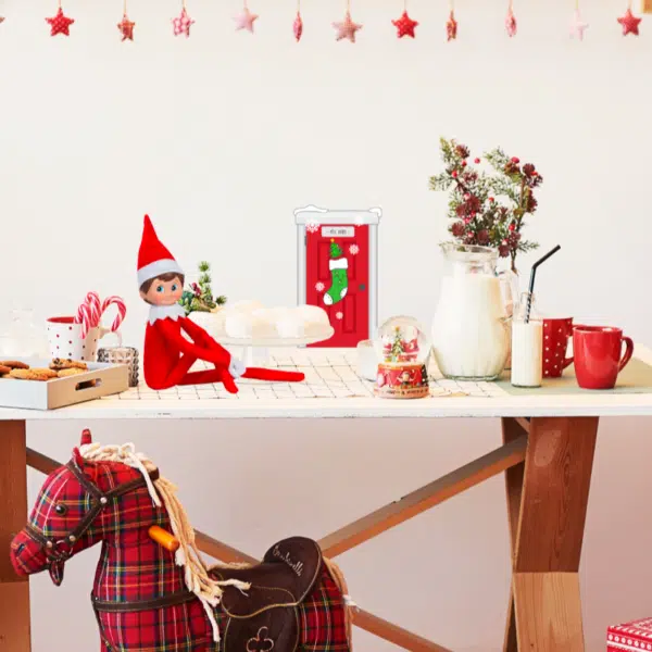 Porte d'entrée ROUGE avec inscription PÔLE NORD pour les lutins, repositionnable et réutilisable chaque année pour faire revenir la magie de Noël!