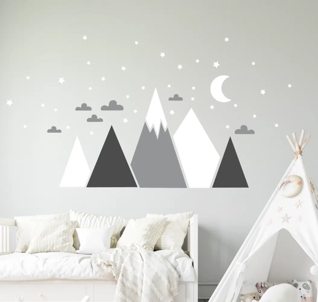 Montagnes de style scandinave avec nuages, étoiles et lune