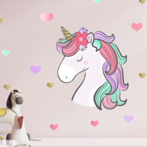 Jolie tête de licorne douce et sa couronne de fleurs et coeurs