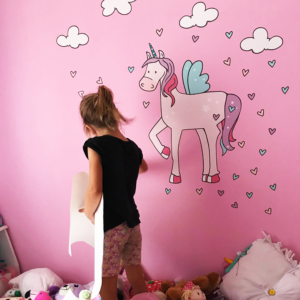 Jolie licorne, nuages et coeurs