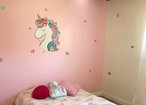 Jolie tête de licorne douce et sa couronne de fleurs et coeurs – Image 2
